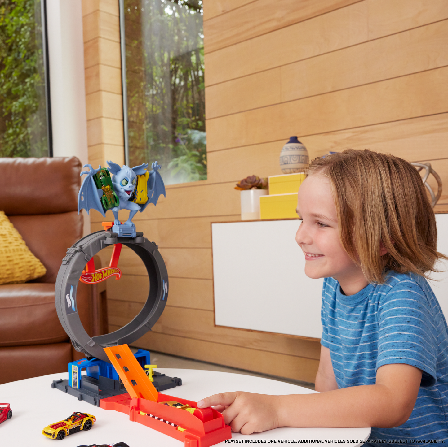 Hot Wheels City Bat Loop Attack Playset & 1:64 Scale Toy Car, Featured in The Series ¡°Let's Race¡±