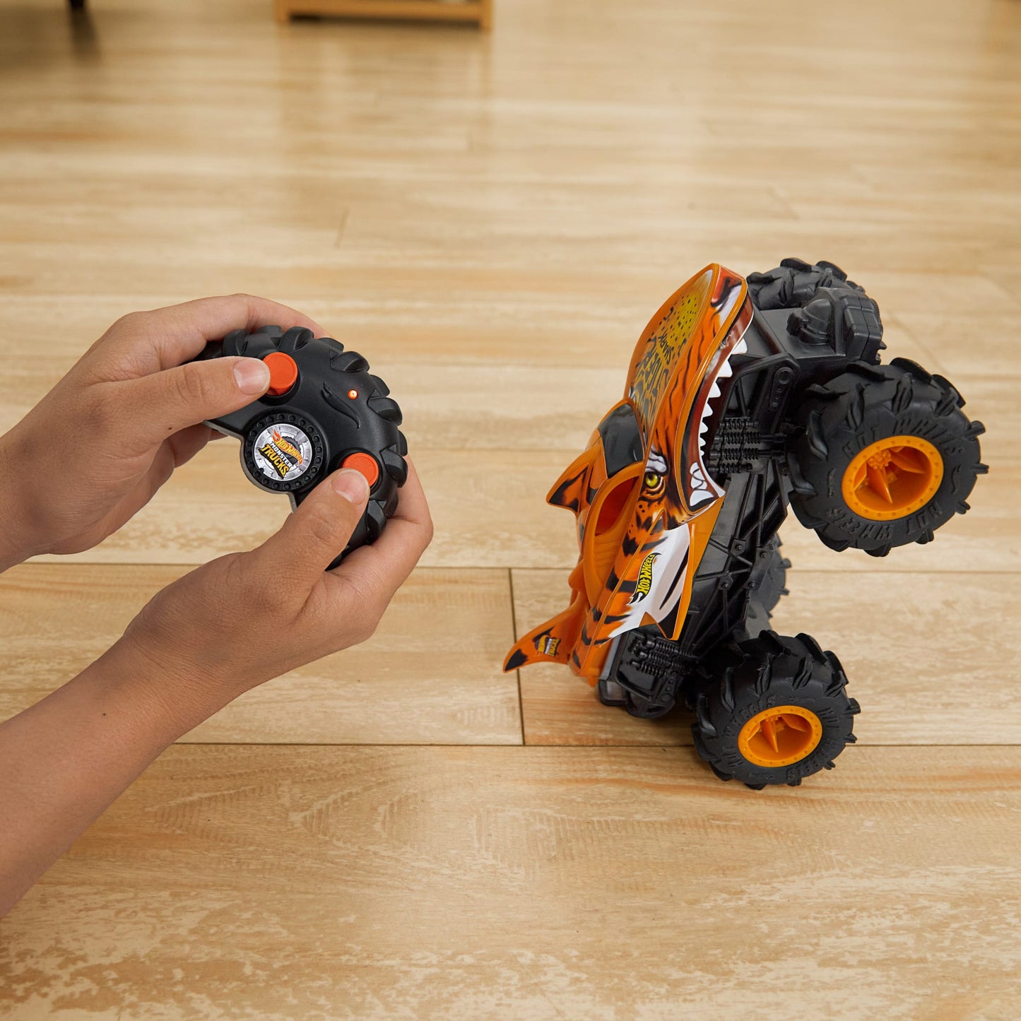 Hot Wheels Monster Trucks Veh¨ªculo a Control Remoto Tiger Shark Escala 1:24